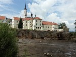 Klášter a oprava zdi, odbahnění rybníka