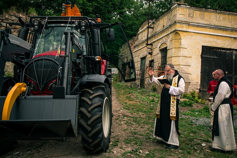 Žehnání nohého traktoru s lanovkou