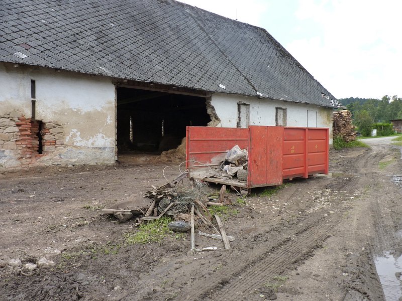 Vyklízení a údržba zadního statku na Hrudkově